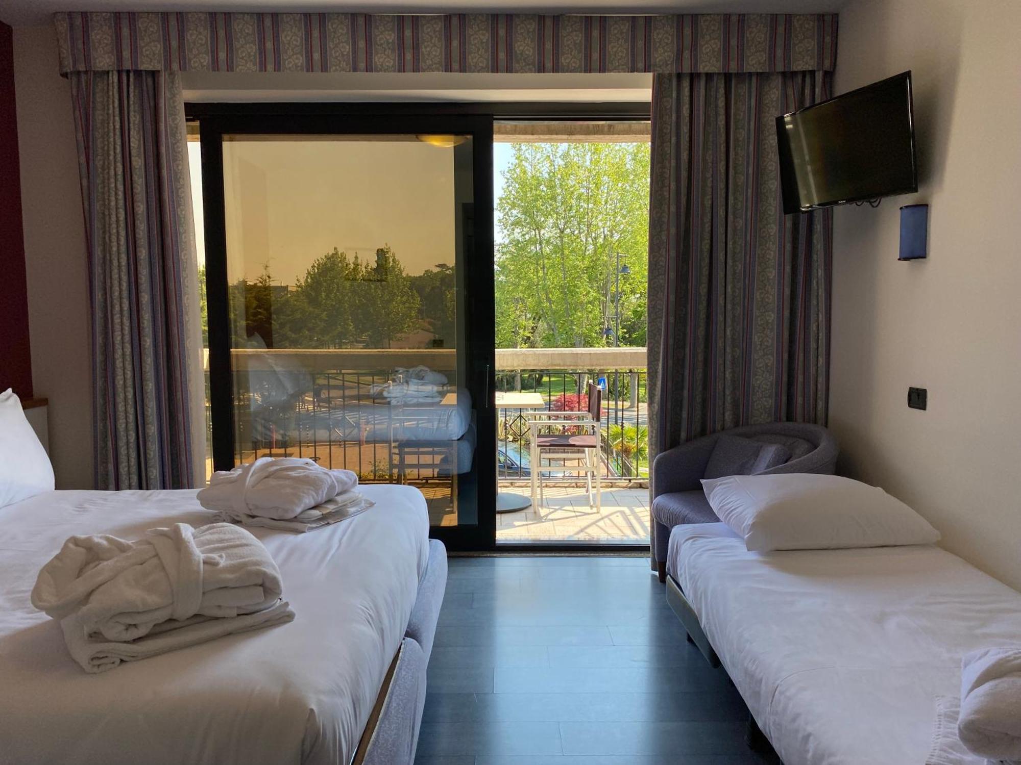 Alevic Hotel Сірміоне Екстер'єр фото